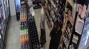 Video: Robaron una decena de whiskys y quedaron filmados por las cámaras de seguridad