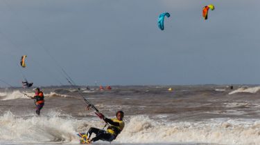 Días de viento en la playa: El WindGurú pronostica que el clima mejorará recién el domingo en Necochea