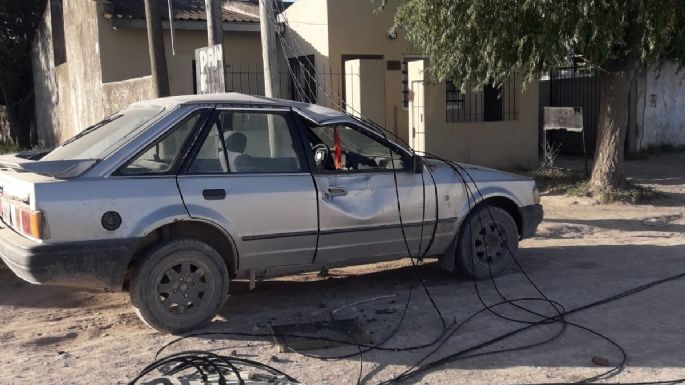 Quemaron un poste de luz, dejaron sin energía a la zona y destruyeron un auto