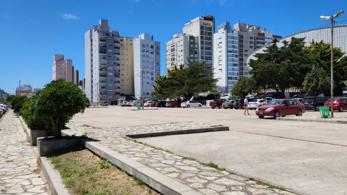 Insólito: La Municipalidad anunció el cobro de estacionamiento en el playón del Casino