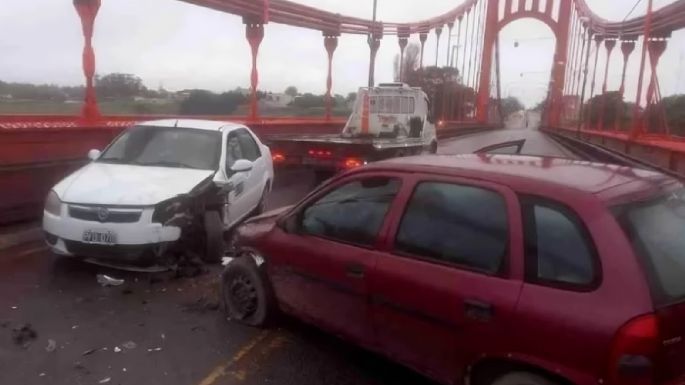 Accidente en el Puente Colgante: Choque, heridos leves y tráfico interrumpido