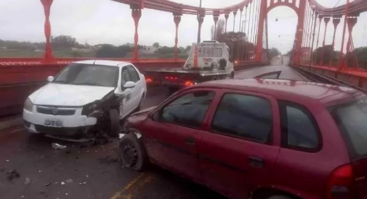 Accidente en el Puente Colgante: Choque, heridos leves y tráfico interrumpido