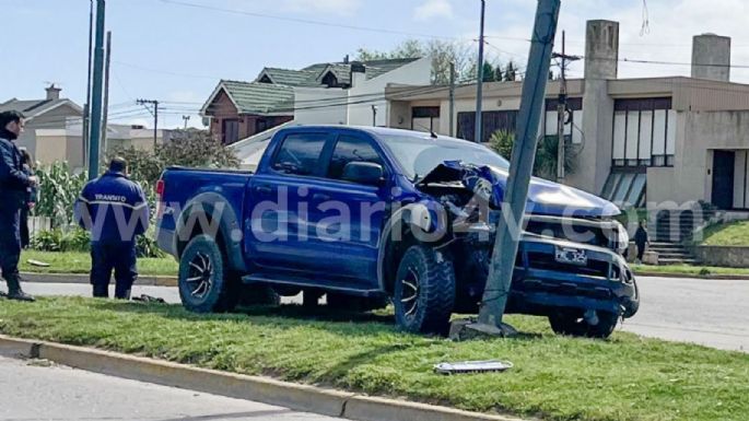 Violento choque entre una camioneta y un auto en avenida 91 y 10