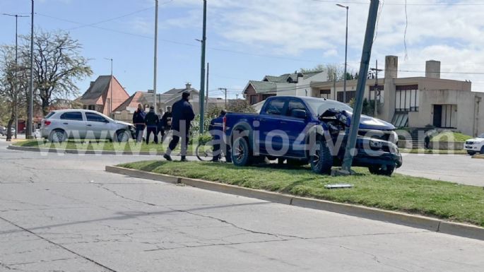 Violento choque entre una camioneta y un auto en avenida 91 y 10