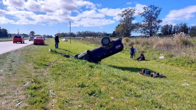 Ruta 88: Conductor ileso tras despistar, volcar y dejar su camioneta incrustada en una alcantarilla