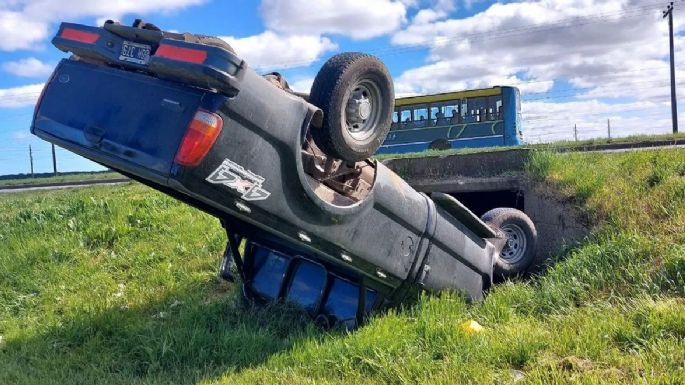 Ruta 88: Conductor ileso tras despistar, volcar y dejar su camioneta incrustada en una alcantarilla