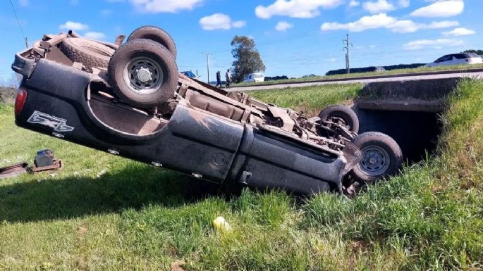 Ruta 88: Conductor ileso tras despistar, volcar y dejar su camioneta incrustada en una alcantarilla