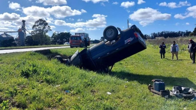 Ruta 88: Conductor ileso tras despistar, volcar y dejar su camioneta incrustada en una alcantarilla