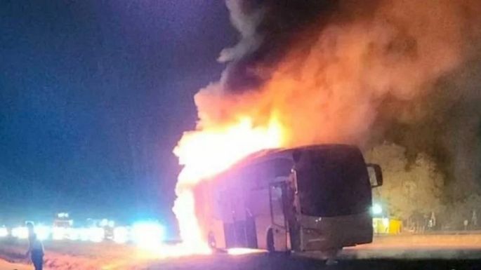 Se incendió un micro mientras circulaba por la ruta 2