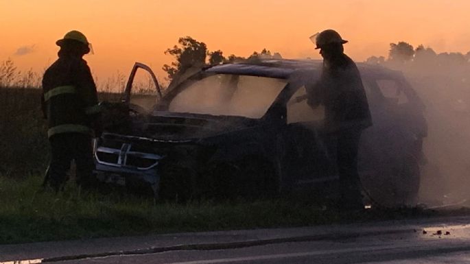 Viajaba por la ruta 85 y se le incendió la camioneta cerca de Tres Arroyos