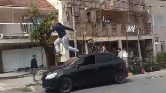 Le suspendieron la licencia por saltar en el capot de un auto y golpear a su conductor en Mar del Plata