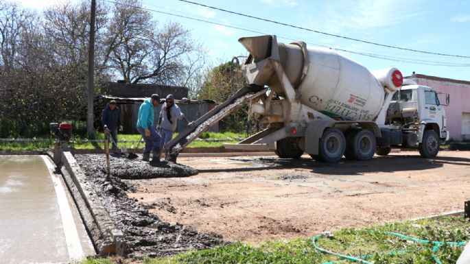 San Cayetano pavimenta una nueva calle