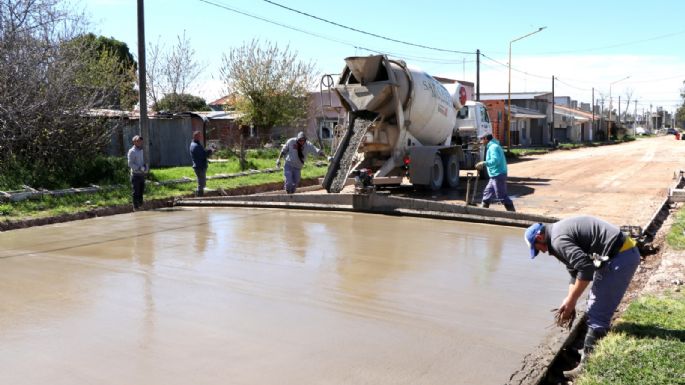 San Cayetano pavimenta una nueva calle