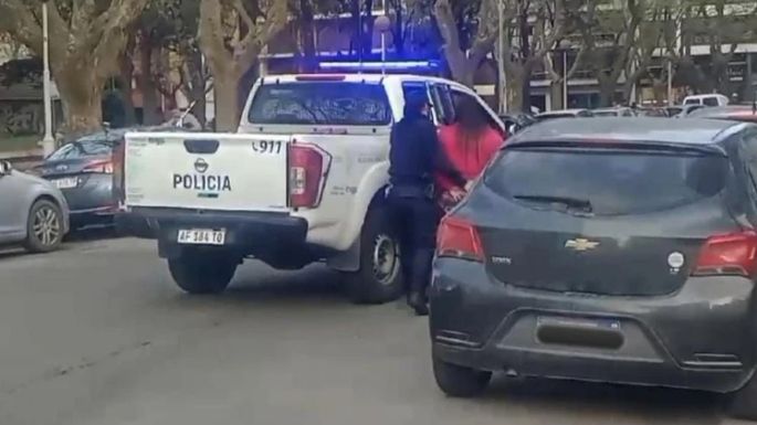 Mar del Plata: Dejó el auto en doble fila, quisieron multarla y arrastró media cuadra a un agente de tránsito