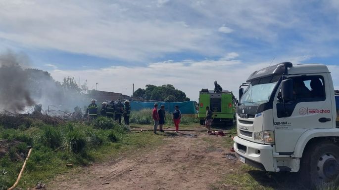 El incendio en Quequén afectó alrededor de una hectárea y un hombre fue hospitalizado