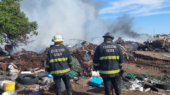 El incendio en Quequén afectó alrededor de una hectárea y un hombre fue hospitalizado