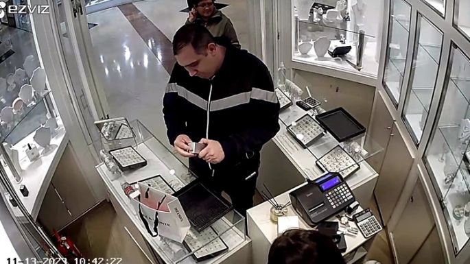 Mar del Plata: Simuló atender un llamado para robarse una pulsera millonaria del shopping Los Gallegos