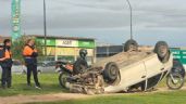 Volcó un auto en la rotonda del Puente Colgante