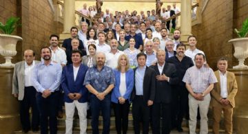 Kicillof se reunió con intendentes peronistas: Desafíos en salarios, obras y aguinaldos