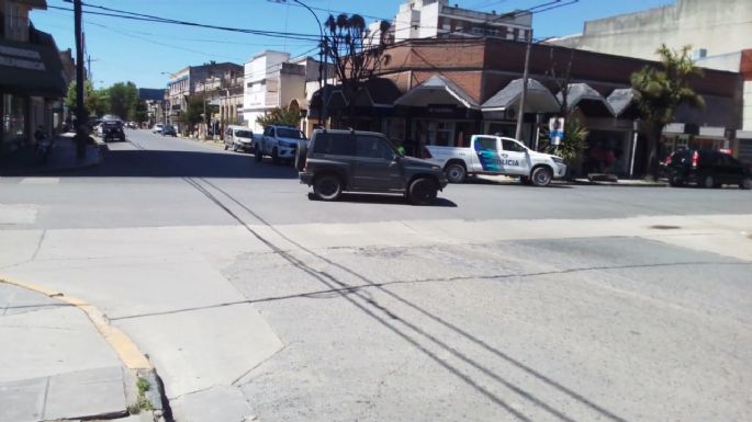 Accidente en el centro: Una camioneta atropelló a una motociclista en el cruce de 57 y 64