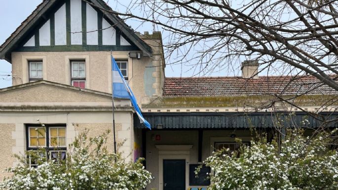 Arreglaba el techo de la Escuela de Arte, pero no pudo bajar porque le robaron la escalera