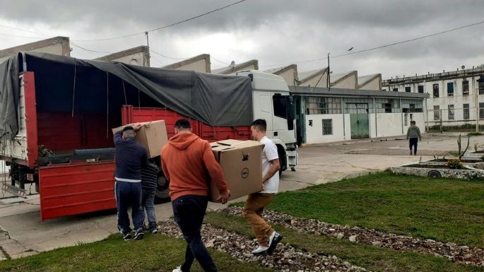 Internos de una cárcel de La Plata restauraron y donaron 70 computadoras a escuelas