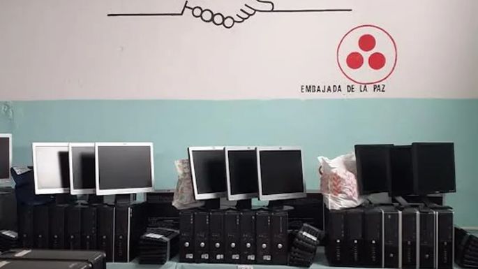 Internos de una cárcel de La Plata restauraron y donaron 70 computadoras a escuelas