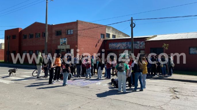 Alumnos de la Técnica N°3 se manifestaron en apoyo a una menor abusada: “Quiero ir segura a la escuela”