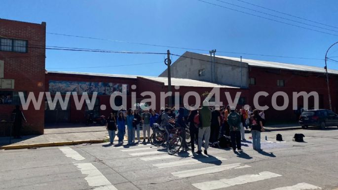 Alumnos de la Técnica N°3 se manifestaron en apoyo a una menor abusada: “Quiero ir segura a la escuela”