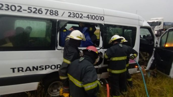 Trágico accidente en la Ruta 226: Combi con estudiantes chocó contra un auto y murieron dos personas