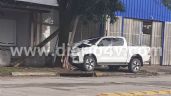 Una camioneta chocó contra un poste y un árbol en medio del temporal