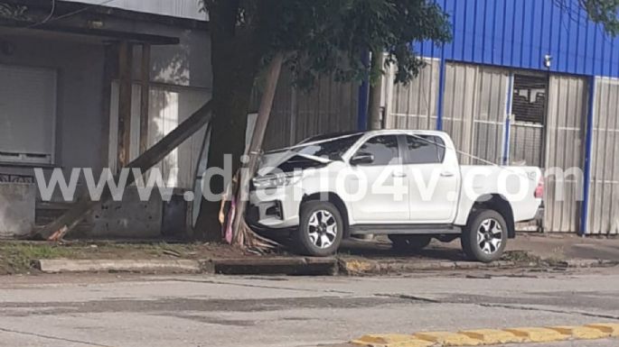 Una camioneta chocó contra un poste y un árbol en medio del temporal