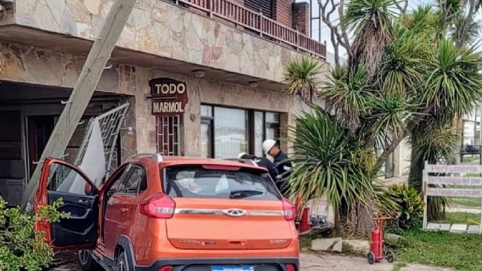 Perdió el control de la camioneta y la incrustó en una casa de la Avenida 98