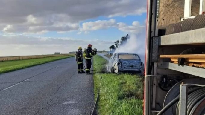 Un auto quedó completamente destruido tras incendiarse en Ruta 86