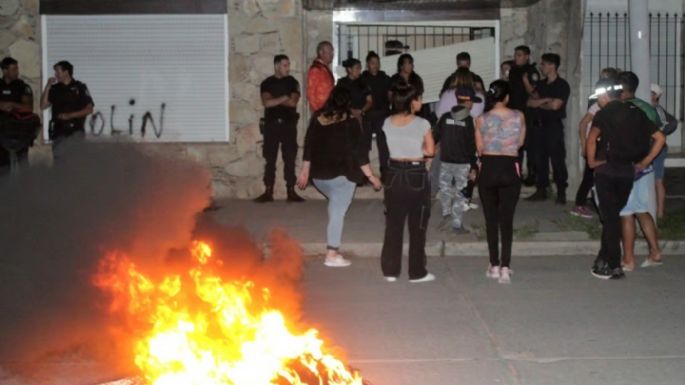 Protestaron frente a la casa de un adolescente denunciado por abuso sexual: Prendieron neumáticos y dañaron una camioneta