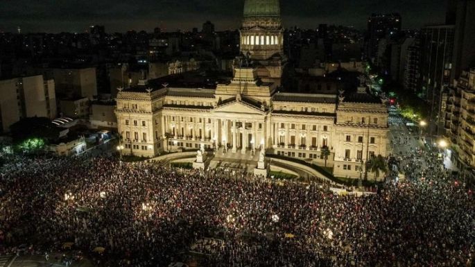 Miles de personas se manifestaron frente al Congreso en rechazo del DNU de Milei