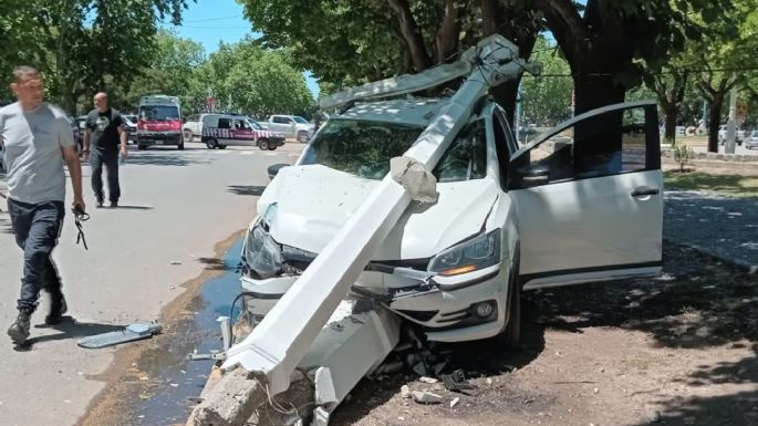 Se descompensó, perdió el control del auto y se estrelló contra una columna de la plaza Dardo Rocha