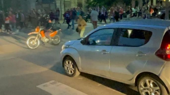 Marcha en Necochea contra el decretazo de Milei: "El Presidente pretende destruir nuestra Nación"