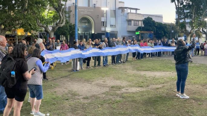 Marcha en Necochea contra el decretazo de Milei: "El Presidente pretende destruir nuestra Nación"