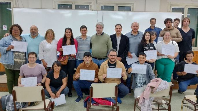 Entregaron títulos a 80 egresados de cursos de oficios en UNICEN