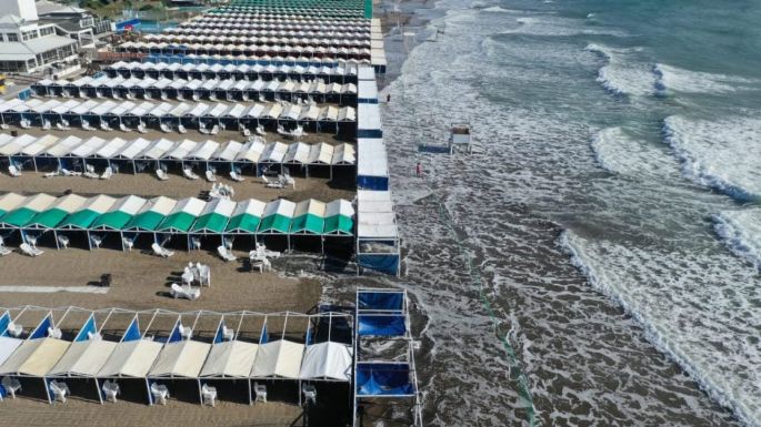 Fuerte crecida del mar en Mar del Plata: El agua llegó hasta las carpas