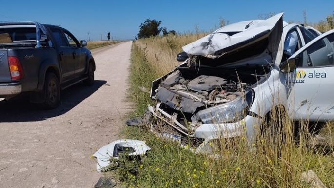 Se le reventó un neumático y volcó en un camino rural