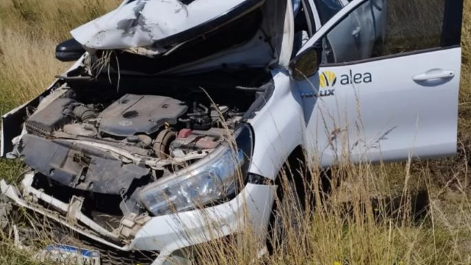 Se le reventó un neumático y volcó en un camino rural