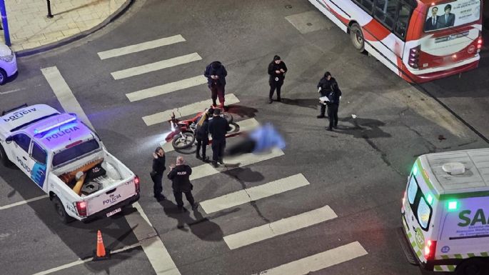 Un colectivo chocó contra una moto en Mar del Plata: Un hombre murió y otro está grave