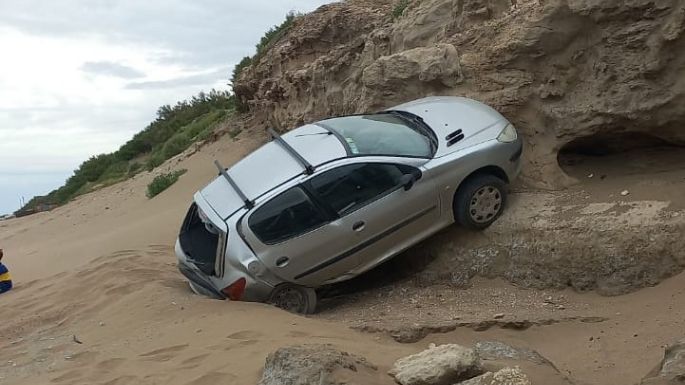 Dejaron el auto estacionado en la zona de “El Caño” y se cayó desde el acantilado