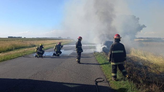 Un auto quedó completamente destruido al incendiarse en la ruta 86