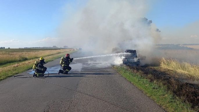 Un auto quedó completamente destruido al incendiarse en la ruta 86