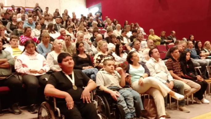 Periodistas deportivos entregaron menciones y reconocimientos en el Teatro Toledo