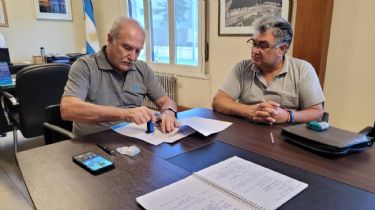 Alvaro firmó el contrato de inicio de obra de dos viviendas y un local para el Hospital Taraborelli