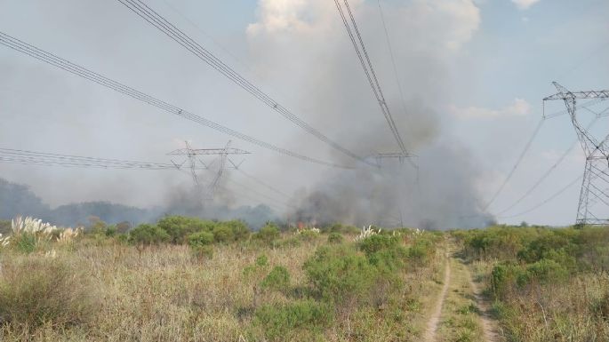 Apagones en varios puntos del país por incendios en campos